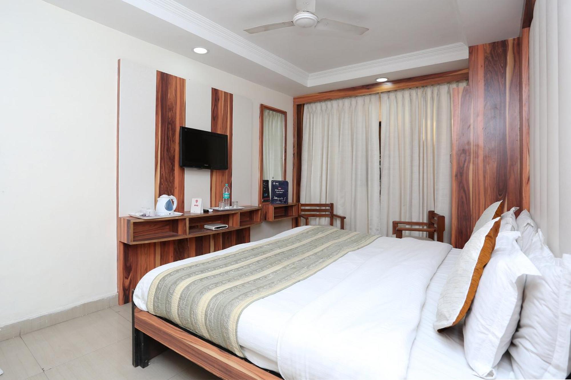 Oyo Flagship Hotel F Five Ню Делхи Екстериор снимка