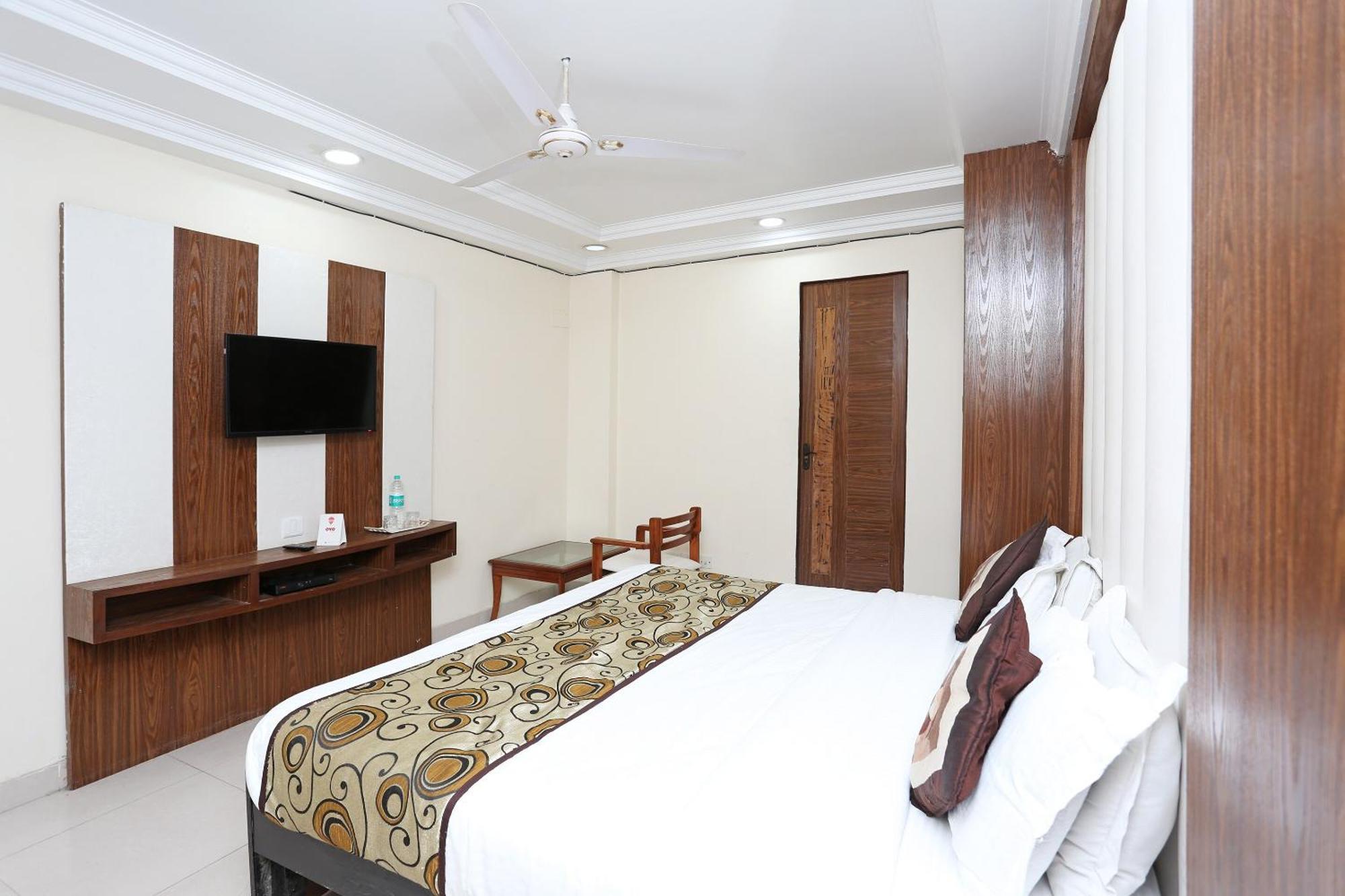 Oyo Flagship Hotel F Five Ню Делхи Екстериор снимка