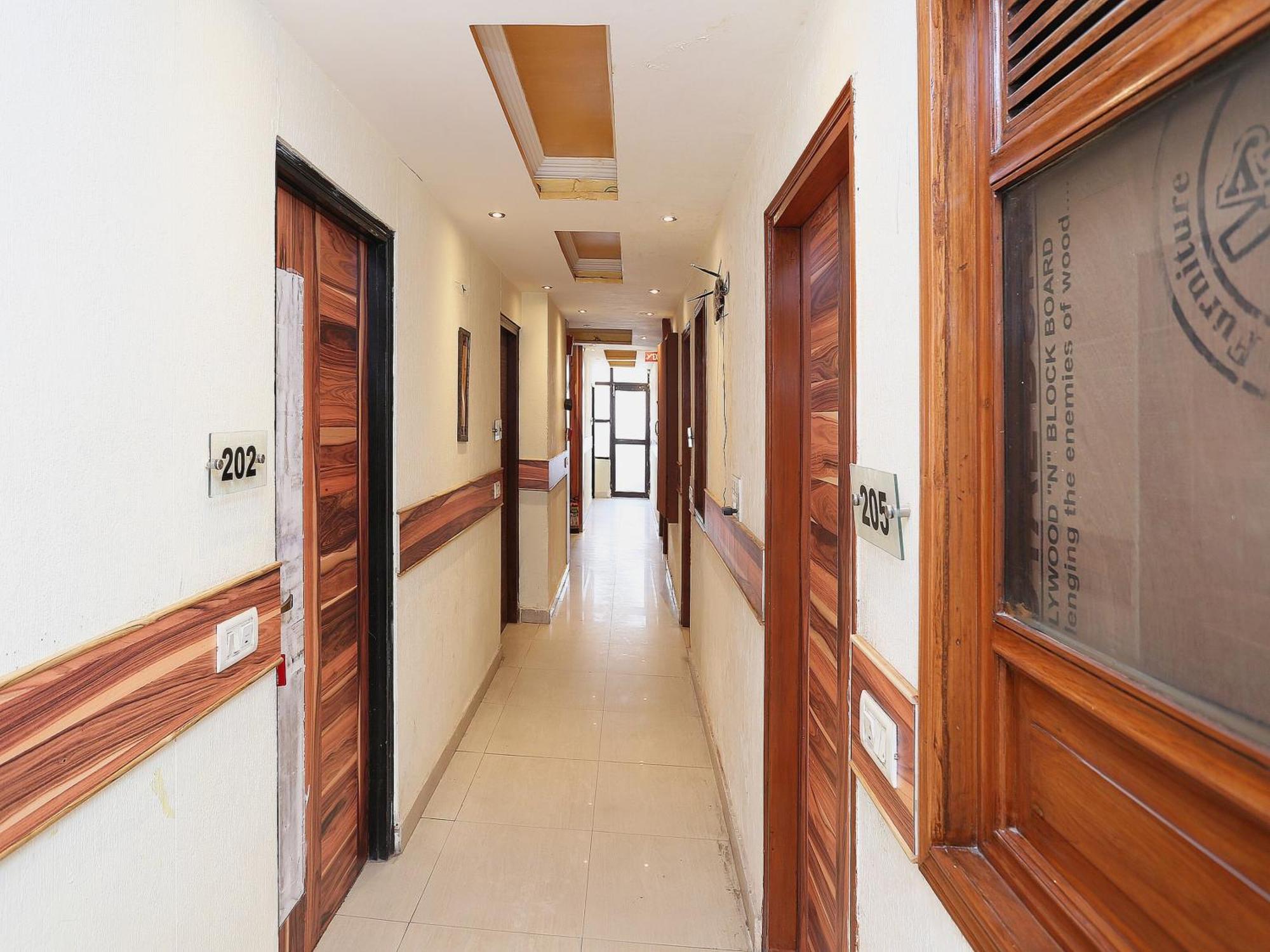 Oyo Flagship Hotel F Five Ню Делхи Екстериор снимка
