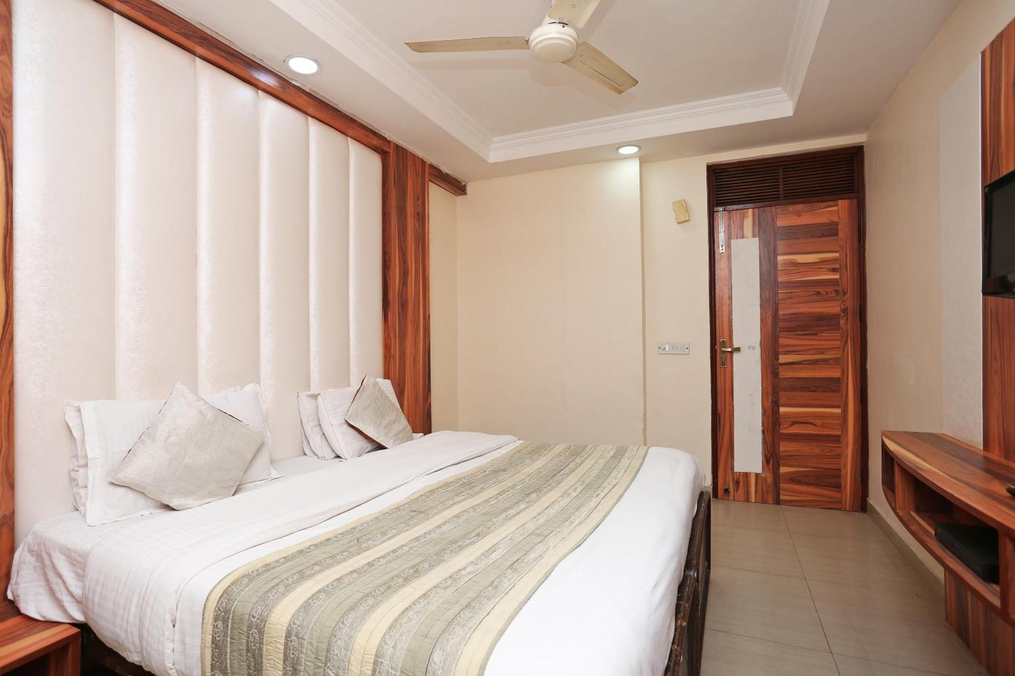 Oyo Flagship Hotel F Five Ню Делхи Екстериор снимка
