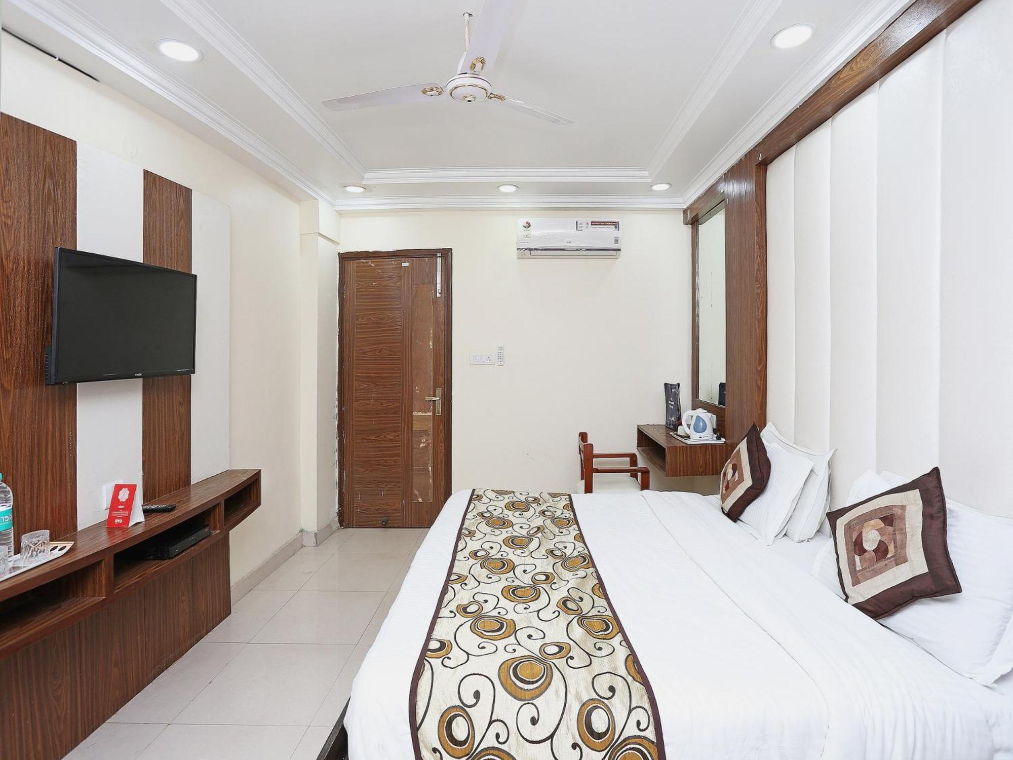 Oyo Flagship Hotel F Five Ню Делхи Екстериор снимка