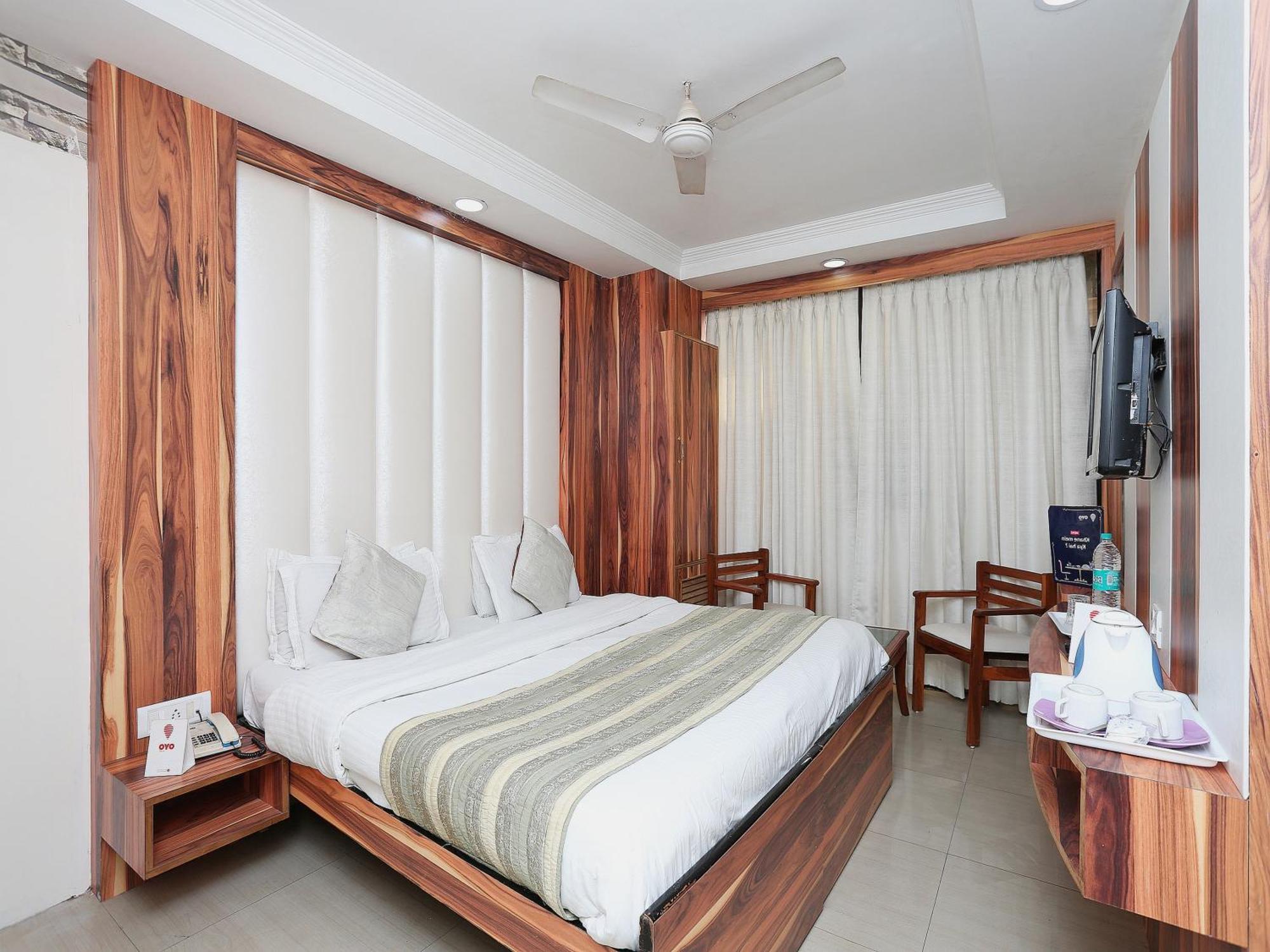 Oyo Flagship Hotel F Five Ню Делхи Екстериор снимка